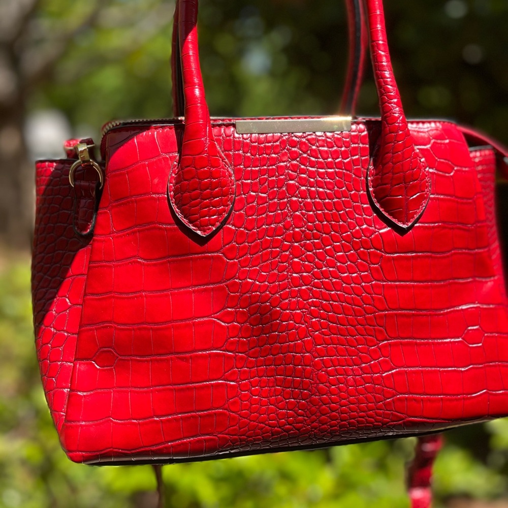 🆕 Elegant Red faux Crocodile-Embossed Handbag